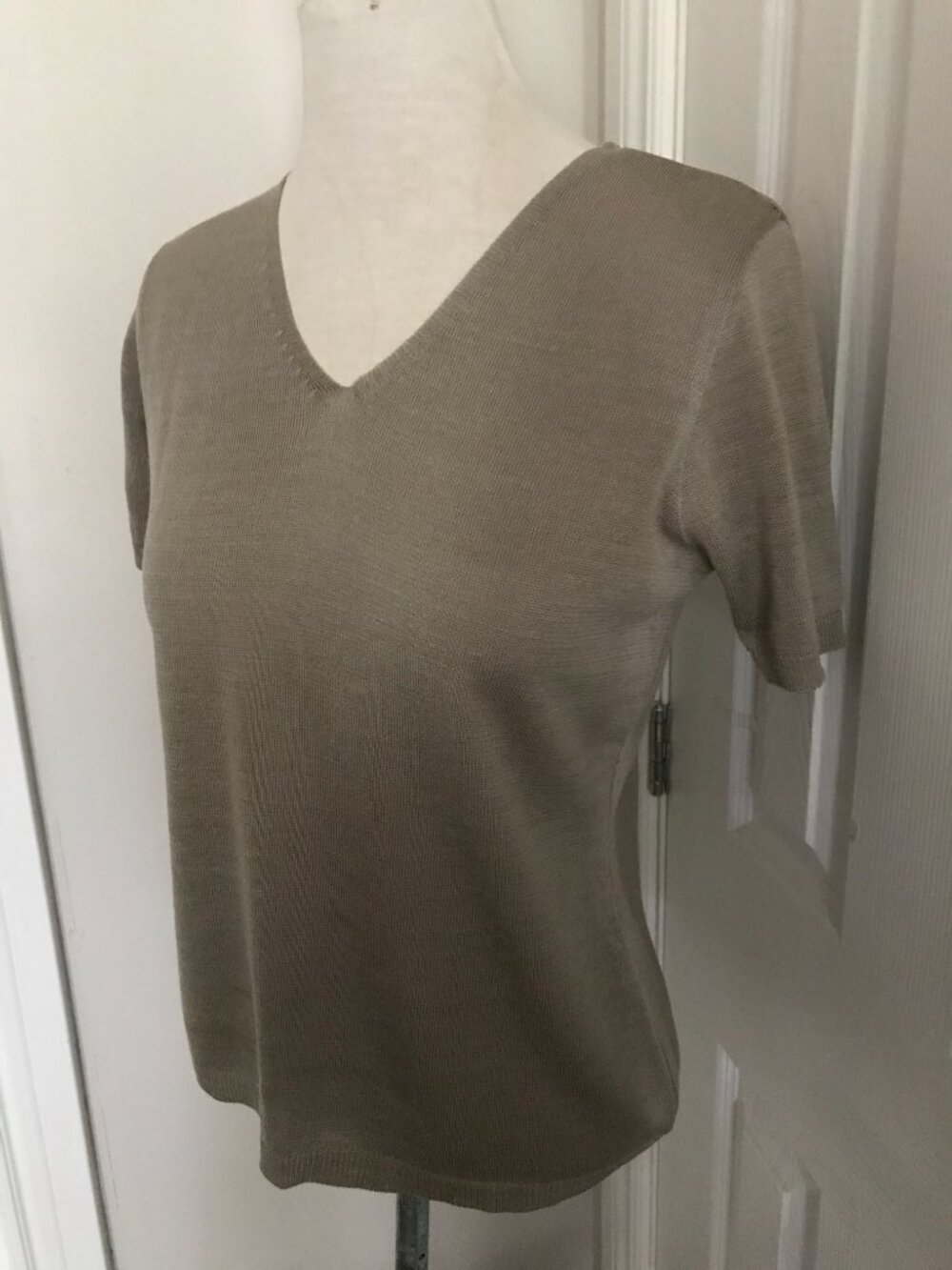 Women Wool short Sleeve V-Neck Sweater by V yarn. Made in Korea Size L